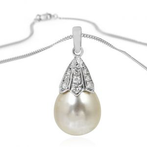 Fascinating Diamond & Pearl Pendant